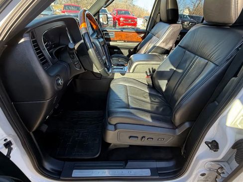 Used 2017 Lincoln Navigator Select image 14
