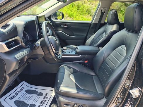 Used 2022 Toyota Highlander XLE image 19