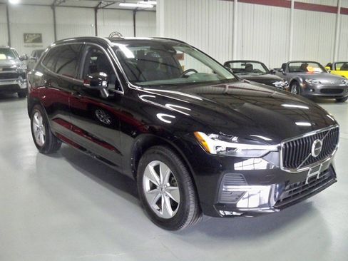 Used 2022 Volvo XC60 B5 Momentum image 3