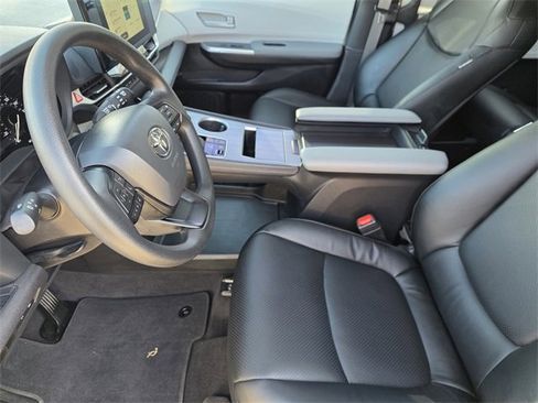 Used 2025 Toyota Sienna LE image 11