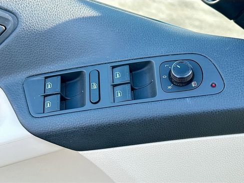 Used 2017 Volkswagen Tiguan S image 17