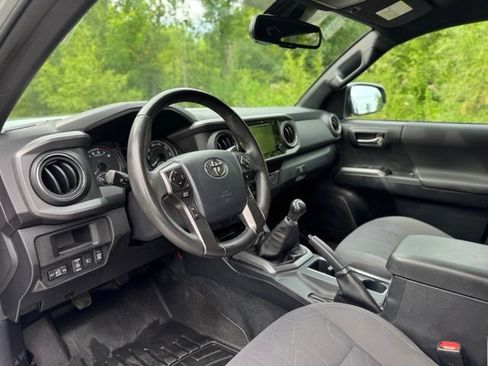 Used 2019 Toyota Tacoma TRD Off-Road AWD/4WD image 9