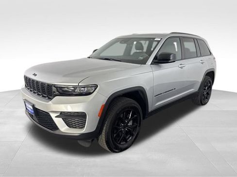 Used 2025 Jeep Grand Cherokee Altitude AWD/4WD image 3