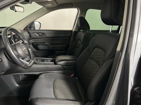 Used 2024 Nissan Pathfinder SV w/ Black Appearance Package image 21