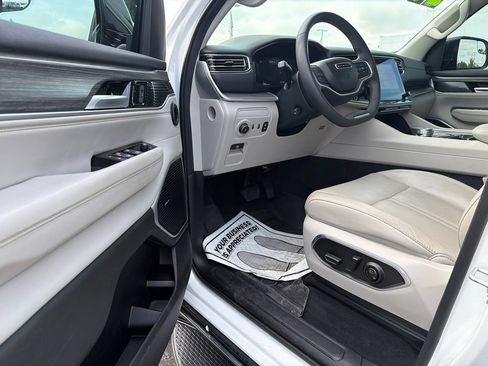 Used 2024 Jeep Wagoneer L Series II w/ Flexible Seating Group AWD/4WD image 24