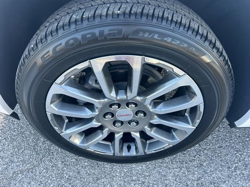 Used 2022 GMC Acadia Denali w/ Denali Technology Package FWD image 11