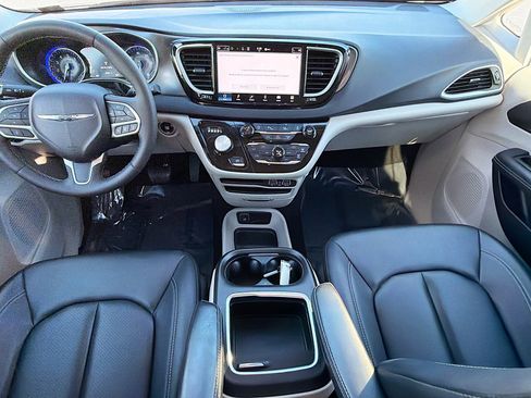 Used 2024 Chrysler Pacifica Touring-L image 16