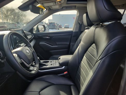 Used 2022 Toyota Highlander XLE image 16