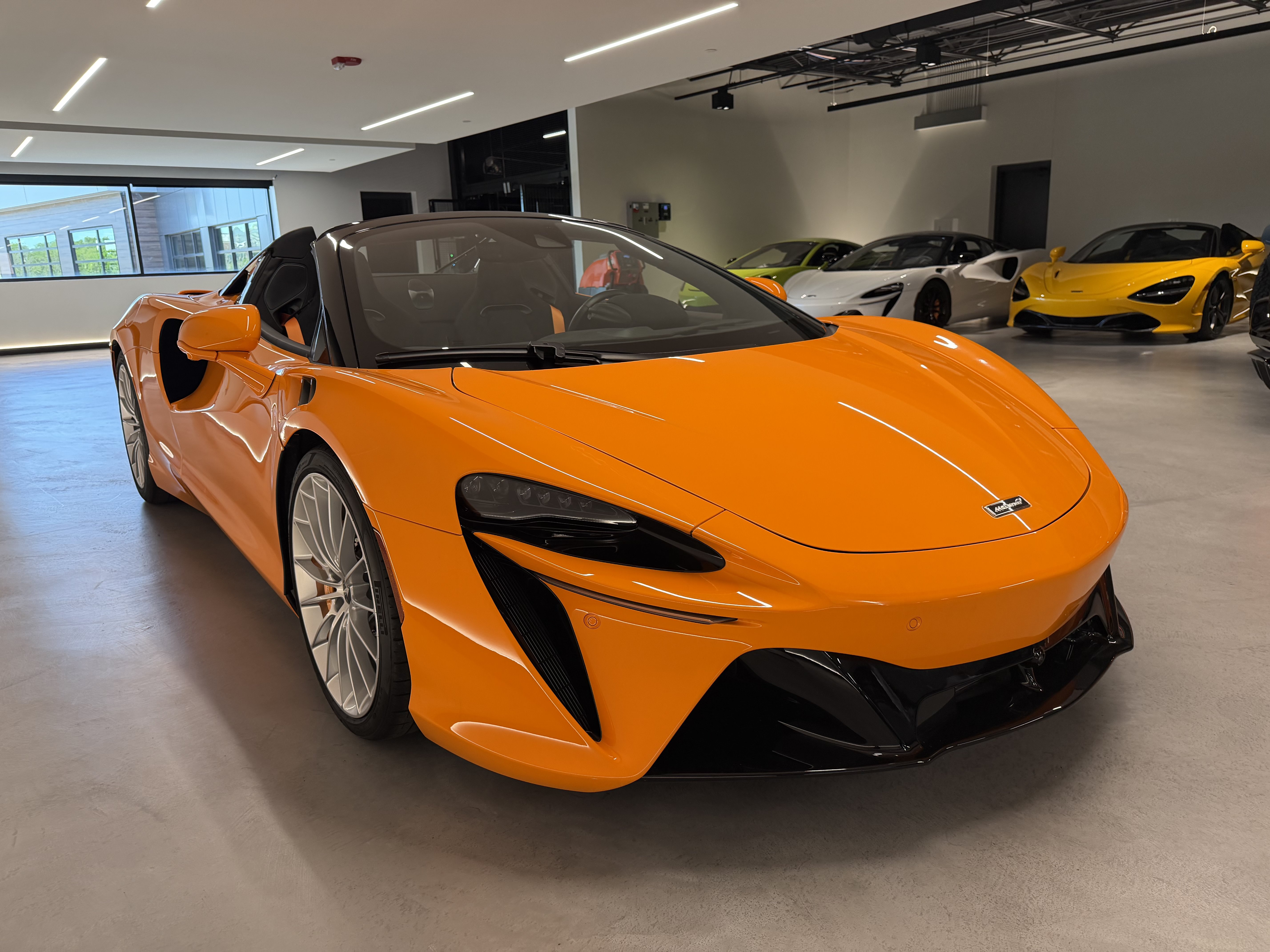 Used 2025 McLaren Artura Spider RWD image 6