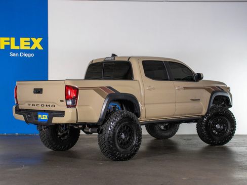 Used 2019 Toyota Tacoma TRD Off-Road AWD/4WD image 5