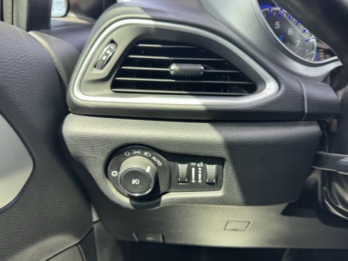 Used 2019 Chrysler Pacifica Touring-L w/ S Appearance Package FWD image 18