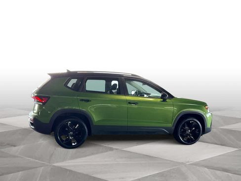 Used 2025 Volkswagen Taos SE FWD image 9