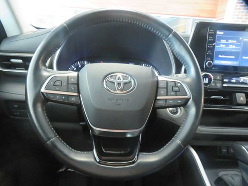 Used 2020 Toyota Highlander XLE FWD image 34