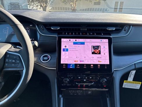 New 2025 Jeep Grand Cherokee Limited w/ Luxury Tech Group II image 14