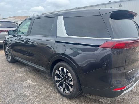 Used 2024 Kia Carnival EX FWD image 4