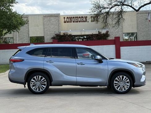 Used 2023 Toyota Highlander Platinum image 3