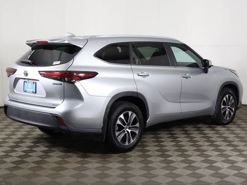 Used 2024 Toyota Highlander XLE AWD/4WD image 11