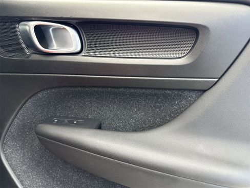 Used 2019 Volvo XC40 T5 Momentum image 37