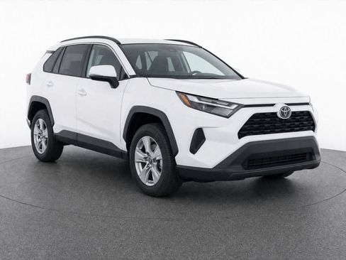 Used 2025 Toyota RAV4 XLE AWD/4WD image 2