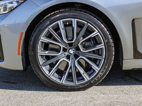 Used 2022 BMW 750i xDrive w/ M Sport Package image 9