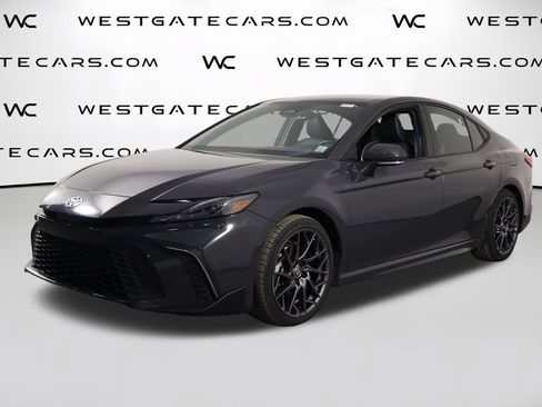 Used 2025 Toyota Camry SE w/ Convenience Package FWD image 1