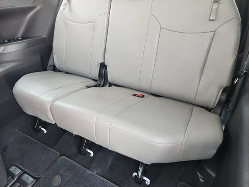 Used 2026 Toyota Sienna XLE FWD image 33