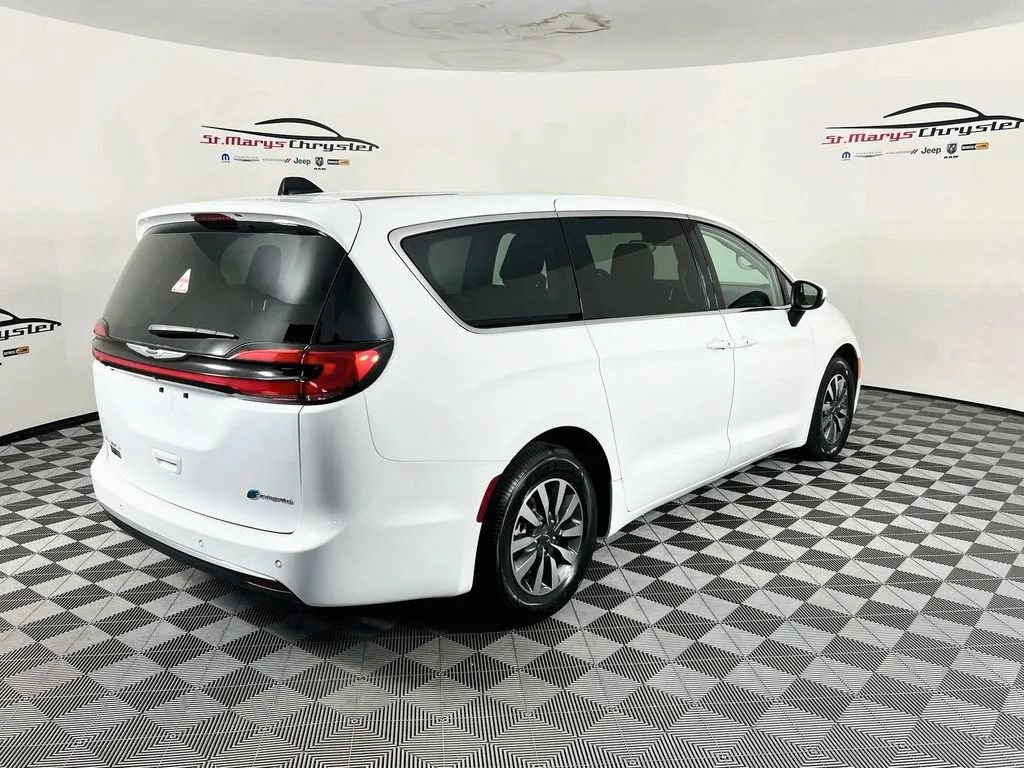 Used 2023 Chrysler Pacifica Touring-L FWD image 8