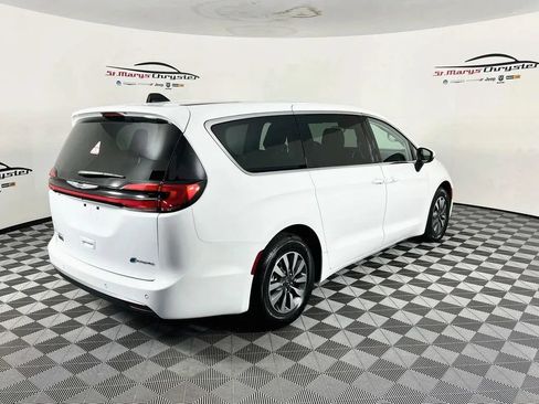 Used 2023 Chrysler Pacifica Touring-L FWD image 8