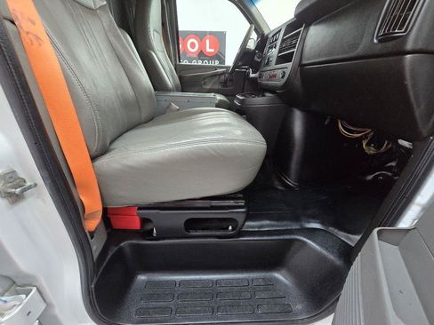 Used 2014 Chevrolet Express 2500 RWD image 17