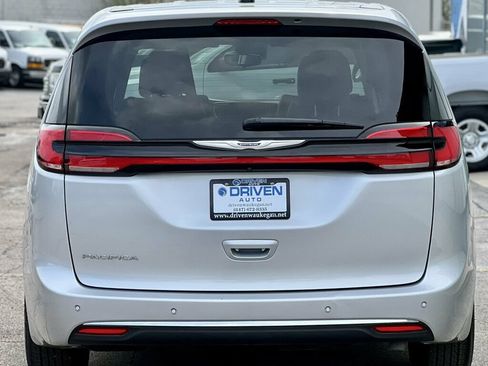 Used 2024 Chrysler Pacifica Touring-L FWD image 4