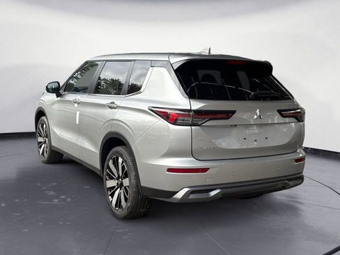 New 2026 Mitsubishi Outlander SE image 3