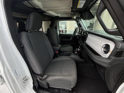 Used 2025 Jeep Wrangler Unlimited Sahara AWD/4WD image 36