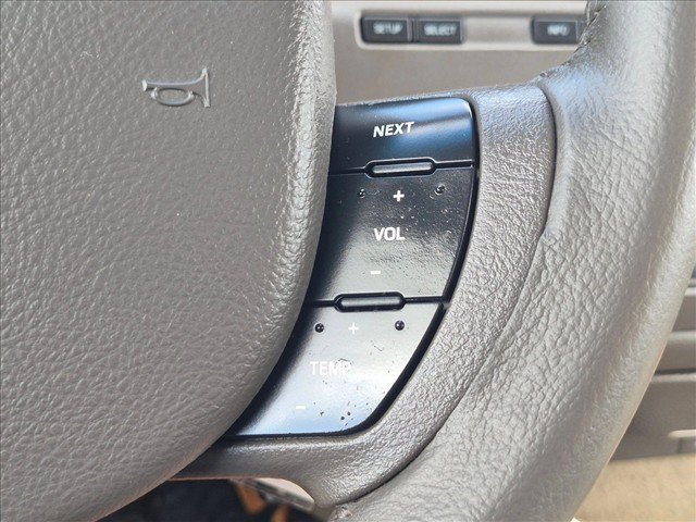 Used 2011 Lincoln Town Car Signature Limited RWD image 5