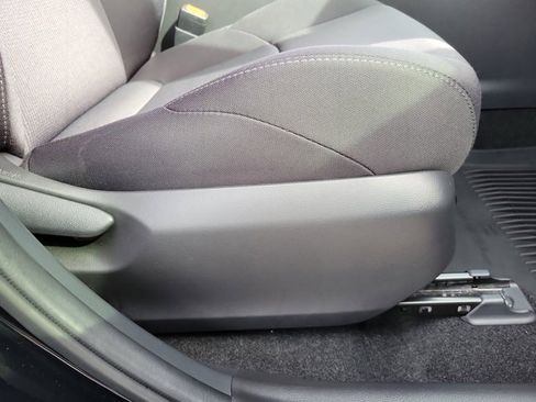 Used 2021 Toyota Venza LE image 7