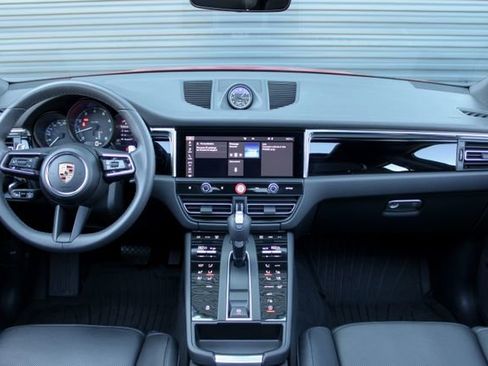 Certified 2025 Porsche Macan AWD/4WD image 18