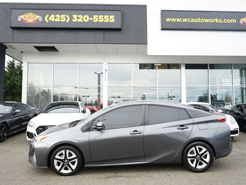 Used 2017 Toyota Prius Four Touring image 2