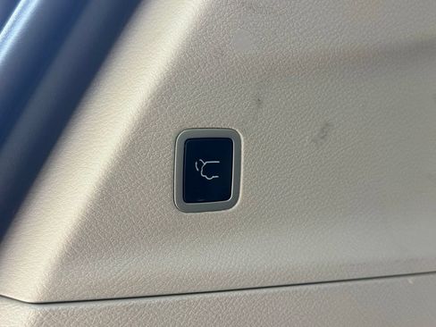 Used 2023 Chrysler Pacifica Touring-L FWD image 16