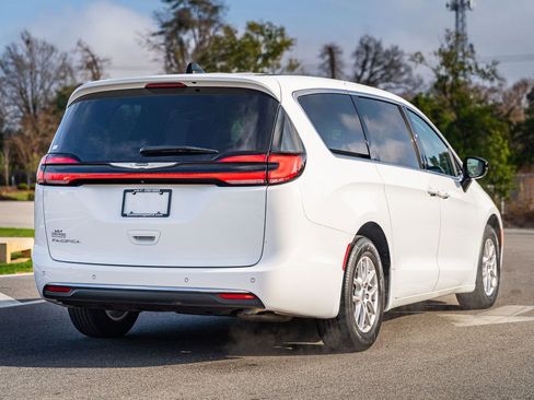 Used 2024 Chrysler Pacifica Touring-L image 7