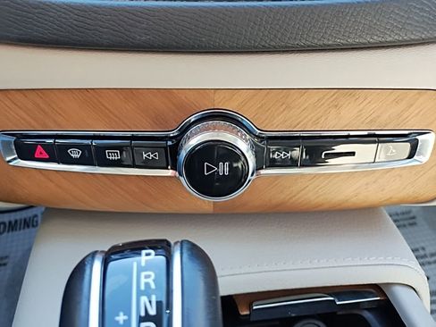 Used 2022 Volvo XC90 T6 Momentum image 36