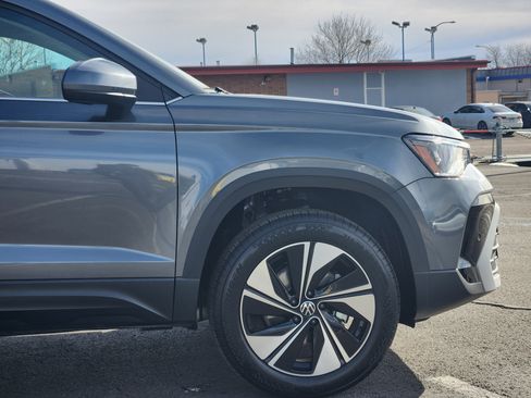 Certified 2025 Volkswagen Taos SE image 8