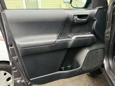 Used 2016 Toyota Tacoma TRD Sport AWD/4WD image 7