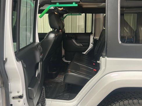 Used 2018 Jeep Wrangler Altitude image 14