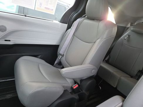 Used 2025 Toyota Sienna XLE image 25
