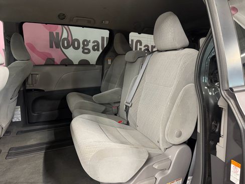 Used 2018 Toyota Sienna LE w/ Carpet Mat Package FWD image 20