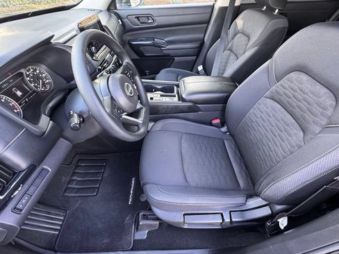 Certified 2025 Nissan Pathfinder S FWD image 11