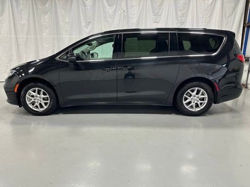 Used 2023 Chrysler Pacifica Touring-L image 4