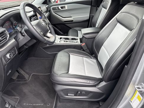 Used 2022 Ford Explorer XLT w/ Equipment Group 202A image 9
