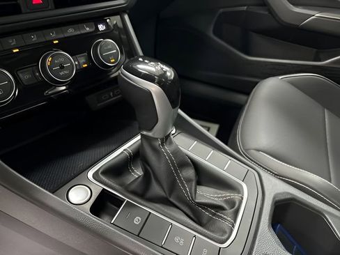 Used 2022 Volkswagen Jetta SE image 23