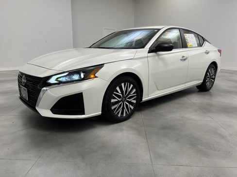 Used 2025 Nissan Altima 2.5 SV FWD image 4