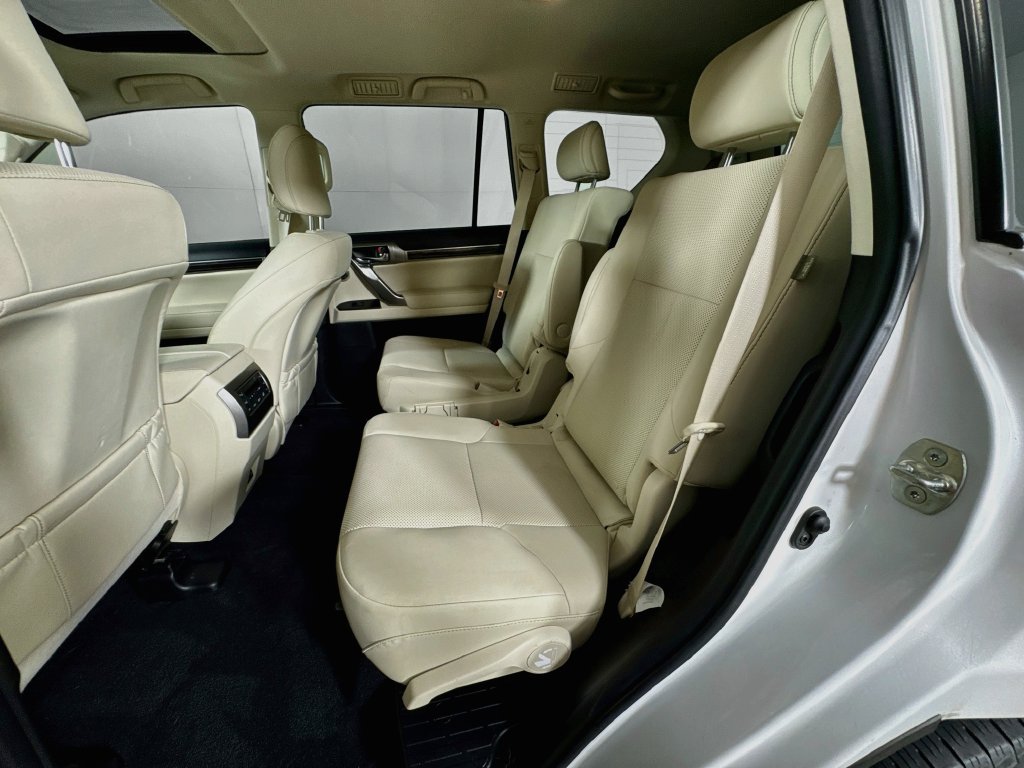 Used 2023 Lexus GX 460 Premium w/ Accessory Package AWD/4WD image 30